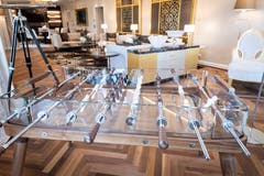 Ein Töggelikasten aus Kristall in der King Suite. (Bild: Ralph Ribi)