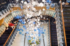 Der neue Kronleuchter ist 16 Meter lang und besteht aus 2500 Glaskugeln, die in Tschechien von Hand gefertigt worden sind. (Bild: Ralph Ribi)