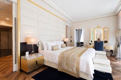Der Master Bedroom in der King Suite. Das Innendesign des renovierten Quellenhofs stammt von Innendesigner Claudio Carbone aus Wolfhalden. (Bild: Ralph Ribi)