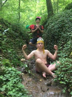 Models kommen in Einklang mit der Natur. (Lagerbild: Pfadi St. Peter und Paul Willisau, Grenchen, 8. Juli 2019)