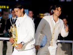 2008: Nadal vs. Federer 6:4, 6:4, 6:7 (5:7), 6:7 (8:10), 9:7Der dritte Wimbledon-Final zwischen Federer und Nadal gilt als bestes Tennis-Spiel der Geschichte. Als Nadal um 21.15 Uhr den Matchball verwertet, bricht die Dunkelheit über London herein. Später wird das 4:48-Stunden-Epos verfilmt. Federer, der im Frühling unter dem Pfeifferschen Drüsenfieber litt, sagt später, die Niederlage sei die Folge des Final-Debakels in Paris im Monat zuvor gewesen, bei dem ihm Nadal nur vier Games überliess. Nach 41 Siegen in Folge verliert Federer erstmals seit 2002 wieder in Wimbledon.