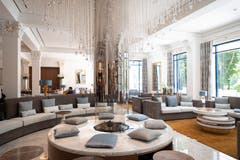 Die Lobby: Heller als zuvor und mit Swarovski-Steinen, die von der Decke hängen. (Bild: Ralph Ribi)