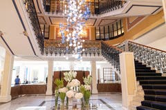 Das historische Treppenhaus in der Lobby ist erhalten geblieben. (Bild: Ralph Ribi)