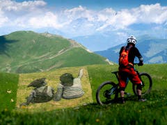 Das Werk ziert einen Berghang bei Les Crosets VS auf knapp 2000 Metern Höhe, unweit der Grenze zu Frankreich. (Bild: KEYSTONE/AP Keystone/LAURENT GILLIERON)