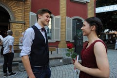 Lehrabschlussfeier in Altdorf. Nino Poletti und Catia Mendes im Gespräch. (Bild: Urs Hanhart, 4. Juli 2019)