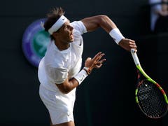 Rafael Nadal schlug in Wimbledon bislang sehr stark auf (Bild: KEYSTONE/AP/BEN CURTIS)