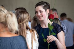 Corinne Rohrer aus Sachseln hat zu ihrem Abschluss als Fachfrau Gesundheit eine Rose erhalten. (Bild: Edi Ettlin, Stans, 6. Juli 2019)