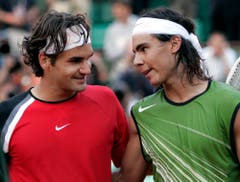 2005: Halbfinal Roland Garros: Nadal s. Federer 6:3, 4:6, 6:4, 6:3Rafael Nadal reist kurz vor seinem 19. Geburtstag mit der Referenz von fünf Turniersiegen auf Sand (darunter in Monte Carlo, Barcelona und Rom) als Favorit nach Paris, wo er erstmals überhaupt antritt. Federer ist die Nummer 1 der Welt, Titelhalter in Australien, Wimbledon und New York. Nur der Erfolg an der Porte d'Auteil fehlt ihm noch zum Karriere-Grand-Slam. Federer verliert mit 3:6, 6:4, 4:6, 3:6.
