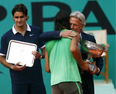 2008: Final French Open: Nadal s. Federer 6:1, 6:3, 6:0Zwar erreicht Federer zum dritten Mal in Folge den Final der French Open, unterliegt Nadal dort aber in 1:48 Stunden epochal mit 1:6, 3:6, 0:6.Mats Wilander kritisiert die Einstellung von Federer scharf: «Seine Körpersprache drückte aus, dass er den Match schon in den ersten Ballwechseln verlor, um nicht zu sagen in de Garderobe.» Nadals Onkel und Trainer Toni Nadal sagte zur «L'Equipe»: «Federers Auftritt war bizarr. Er hatte nicht die Einstellung eines Siegers. Das war nicht der wahre Roger.» Vier Wochen nach der Niederlage in Paris verliert Federer nach fünf Titeln in Folge auch im Final von Wimbledon gegen Nadal und muss die Führung in der Weltrangliste abgeben.