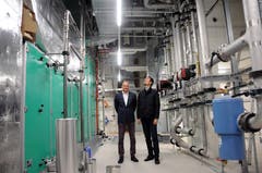 Hoteldirektor Thomas Dittrich und Eberli CEO und VR-Präsident Alain Grossenbacher (re) in den Technikräumen Heizungs- und Lüftungszentrale im UG. (Bild: Philipp Unterschütz, Engelberg, 9. Juli 2019)