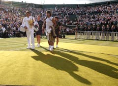 2007: Final Wimbledon Federer s. Nadal 7:6 (7:5), 4:6, 7:6, (7:3), 2:6 6:2Erneut geht Roger Federer mit der Hypothek eines kurz zuvor verlorenen French-Open-Finals ins Duell mit Erzrivale Nadal. Nach einem Fünfsatz-Sieg wird er zum zweiten Spieler neben Björn Borg, der in Wimbledon fünf Mal in Folge gewinnt. Ehrfürchtig sagt er nach dem Sieg: «Rafa wird immer besser. Ich nehme jeden Titel, den ich bekomme.» Im Publikum sitzen neben Borg John McEnroe, Jimmy Connors und Boris Becker. «Daran werde ich mich immer erinnern», sagt Federer.