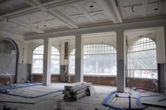 Die künftige Bar im historischen Teil mit der beeindruckenden Stukkaturdecke und einem der grössten noch erhaltenen Hubfenster der Schweiz (Mitte), das über 100 Jahre alt ist. (Bild: Philipp Unterschütz, Engelberg, 9. Juli 2019)