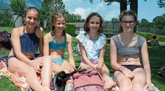 Emma, Seraina, Leonie und Julia (v. l.) geniessen den Nachmittag in der Badi. (Bilder: Bianca Helbling)
