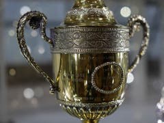 Erinnerungen an grosse Erfolge: Viele Pokale aus Boris Beckers illustrer Tenniskarriere - wie die Trophäe vom Wimbledonsieg 1986 - wurden in London zwangsversteigert (Bild: KEYSTONE/AP/MATT DUNHAM)