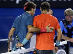 2014: Halbfinal Australian Open: Nadal s. Federer 7:6(4), 6:3, 6:3Erst zum zweiten Mal nach dem French-Open-Final 2008 verliert Federer gegen Nadal ein Spiel auf Grand-Slam-Stufe ohne Satzgewinn. «Rafa war stark, wie so oft gegen mich», hadert der Baselbieter danach. «Gegen ihn fühle ich mich am unwohlsten, weil ich mein Spiel komplett umstellen muss.» Federer verpasst damit auch eine historische Chance auf einen rein schweizerischen Final eines Grand-Slam-Turniers gegen Stan Wawrinka. «Dies werde ich noch lange Zeit bedauern.» Wawrinka hatte zuvor alle zwölf Spiele gegen Nadal verloren und keinen einzigen Satz gewonnen, setzt sich im Final aber gegen Nadal durch und gewinnt seinen ersten Grand-Slam-Titel.