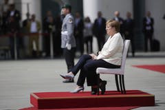 Bundeskanzlerin Angela Merkel beim Hören der Nationalhymne. (AP Photo/Markus Schreiber)