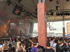 Der St. Galler Rapper Monet192 eröffnete am Donnerstagmittag das Festival. Der Bühnengraben ist bereits gut gefüllt. (Bild: Keystone-SDA/Luca Grand)