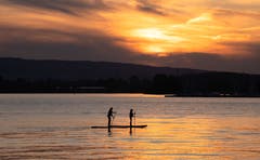 Abendstimmung am Zugersee. Zwei Stand-Up-Paddler scheinen es zu geniessen. (Bild: Daniel Hegglin, Zug, 10. Juli 2019)