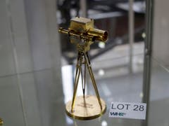 Eine Goldene Kamera aus dem jahr 1989 (Bild: KEYSTONE/AP/MATT DUNHAM)
