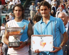 2007: Final French Open: Nadal s. Federer 6:3, 4:6, 6:3, 6:4. Zwei Wochen vor den French Open bezwingt Federer Nadal im Final von Hamburg im fünften Anlauf erstmals auf Sand und beendet damit auch dessen Rekordserie von 81 Siegen in Folge auf dessen bevorzugter Unterlage. Doch in Roland Garros geht er im dritten Jahr in Folge gegen Nadal als Verlierer vom Platz – 3:6, 6:4, 3:6, 4:6. Auch drei Jahre nach seinem Debüt ist Rafael Nadal am Bois de Boulogne unbesiegt.