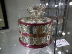 Unter den Hammer kamen auch eine Replik des Davis-Cup-Pokals von 1988 (Bild: KEYSTONE/AP/MATT DUNHAM)