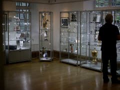 In der Londoner Knapp Gallery gab es eine grosse Auswahl von Pokalen aus Beckers Karriere zu ersteigern (Bild: KEYSTONE/AP/MATT DUNHAM)