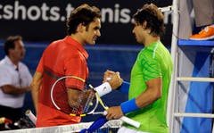 2012: Halbfinal Australian Open: Nadal s. Federer 6:7 (5:7), 6:2 7:6 (7:5), 6:4In den Viertelfinals spielt Federer gegen Juan Martin Del Potro «wie von einem anderen Stern», wie Lleyton Hewitt sagt. «Niemand in der Garderobe konnte sich vorstellen, dass jemand gegen Roger gewinnen kann.» Nadal kann. Er gewinnt das achte von zehn Grand-Slam-Duellen gegen Federer, der zuvor 24 Spiele in Folge gewonnen hatte und dabei in Basel, Paris-Bercy und die World Tour Finals den Titel holte. Federer: «Es scheint fast, dass Rafa gegen mich besser spielt als gegen andere.»