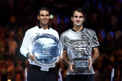 2017: Final Australian Open: Federer s. Nadal 6:4, 3:6 6:1, 3:6 6:3Nach halbjähriger Pause bestreitet Roger Federer in Melbourne sein erstes Turnier. Er ist noch die Nummer 17 der Welt. In den Achtelfinals bezwingt er Kei Nishikori in fünf Sätzen, wie auch in den Halbfinals Stan Wawrinka. Im Final trifft er auf Erzrivale Nadal, der ebenfalls aus einer Verletzungspause zurückkehrt. Im fünften Satz liegt Federer mit 1:3 hinten, setzt sich aber mit 6:3 durch. Es ist sein 17. Grand-Slam-Titel, der erste seit Wimbledon 2012 und fünfjähriger Durststrecke. Und der erste Sieg gegen Nadal bei einem Grand-Slam-Turnier seit fast zehn Jahren und dem Wimbledon-Final 2007.