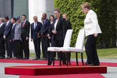 Dabei setzten sich beide Staatsfrauen auf weissen Stühle. (AP Photo/Markus Schreiber)