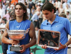 2006: Final Roland Garros: Nadal s. Federer 1:6, 6:1, 6:4, 7:6 (7:4)Ein Jahr später kommt es erstmals zu einem Grand-Slam-Final zwischen Federer und Nadal. Der Schweizer verlor in diesem Frühling zuvor schon in Monte Carlo und in Rom den Final gegen Nadal. In der Hauptstadt Italiens im Tiebreak des fünften Satzes und nach vergebenem Matchball. Trotz eines Blitzstarts geht er auch im Final von Roland Garros als Verlierer vom Platz – 6:1, 1:6, 4:6, 6:7 (4). «Nadal ist auf Sand unglaublich schwer zu besiegen. Er verdient diesen Titel», sagt Federer danach gönnerhaft.