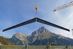 Bilder vom Bauablauf: Ein Stahlträger für den Spa und Wellnessbereich im Dachgeschoss wird eingebracht. (Bild: PD)