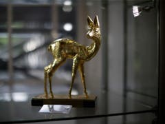 Ein Bambi als Deutschlands Mann des Jahres 1985 (Bild: KEYSTONE/AP/MATT DUNHAM)