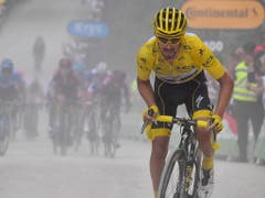 Julian Alaphilippe gibt auf dem letzten Kilometer alles - am Ende fehlen ihm 6 Sekunden zur Verteidigung des Maillot jaune (Bild: KEYSTONE/EPA L'EQUIPE POOL/BERNARD PAPON / POOL)