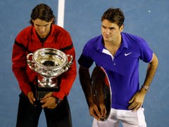 2009: Final Australian Open: Nadal s. Federer 7:5, 3:6, 7:6 (7:3), 2:6, 6:2«Oh, Gott, das bringt mich um», versagt Federer nach der Niederlage bei der Siegerehrung die Stimme. Nadal legt ihm den Arm um die Schulter. Er hatte zwei Tage zuvor im Halbfinal gegen Landsmann Fernando Verdasco fünf Sätze, fünf Stunden und 53 Minuten benötigt. Nadal gewinnt als erster Spanier überhaupt in Melbourne.