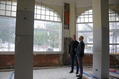 Hoteldirektor Thomas Dittrich und Eberli CEO und VR-Präsident Alain Grossenbacher (li) in der künftigen Bar im historischen Teil. Hinten links eines der grössten noch erhaltene Hubfenster der Schweiz aus der Zeit des Baus vor über 100 Jahren. (Bild: Philipp Unterschütz, Engelberg, 9. Juli 2019)