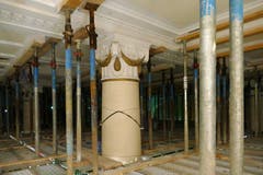 Um die historische Bausubstanz im ehemaligen Hotel Europäischer Hof zu erhalten, sind teilweise aufwendige Baumassnahmen nötig. So werden histroische Decken abgestützt. (Bild: PD)