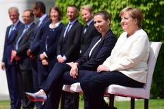 Die beiden Regierungscheffinnen während dem Hören der Nationalhymnen. (AP Photo/Markus Schreiber)