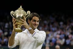 2012: Federer s. Murray 4:6, 7:5, 6:3, 6:4Auf dem Weg zum bislang letzten Sieg in Wimbledon erlebt Roger Federer zahlreiche bange Momente. In der dritten Runde macht er einen 0:2-Satzrückstand gegen Julien Benneteau wett. In den Viertelfinals macht ihm ein blockierter Rücken zu schaffen. Im Halbfinal schaltet er Titelverteidiger Novak Djokovic aus. Im Final, der wegen Regens unterbrochen und unter geschlossenem Dach beendet wird, setzt sich Federer gegen Andy Murray durch und wird wieder die Nummer eins der Welt.