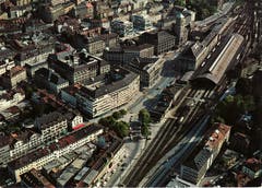 Das Bahnhofquartier in den frühen 1960er-Jahren. Noch steht der alte Bahnhof dort, wo sich heute das Rathaus befindet. Und auf dem Kornhausplatz steht die ehemalige Hauptpost, die bis 1977 als Rathaus diente. Und an der St.-Leonhard-Strasse stehen bereits zwei der Gebäude des Neumarkts, der 1963 als erstes Einkaufszentrum der Stadt eröffnet wurde.