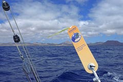 Für lange Distanzen wird das Boot durch den Windpiloten gesteuert, ein mechanischer Autopilot, so quasi der dritte Mann, der zuverlässig tagelang den richtigen Kurs bezüglich Wind steuert. Besonders in den stockdunklen Nächten ist sein Dienst Gold wert. (Bild: PD/Christian Perret)