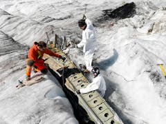 Die Fliessbewegung des Gletschers und das Abschmelzen des Eises haben die Flugzeugteile zu Tage gefördert. (Bild: KEYSTONE/PETER KLAUNZER)