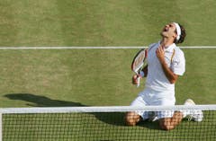 2007: Federer s. Nadal 7:6 (9:7), 4:6, 7:6 (7:3), 2:6, 6:2Erneut geht Roger Federer mit der Hypothek eines kurz zuvor verlorenen French-Open-Finals ins Duell mit Erzrivale Nadal. Und erstmals muss er auch in Wimbledon ernsthaft um seine Vormachtsstellung bangen. Doch nach einem Fünfsatz-Sieg wird er zum zweiten Spieler neben dem Schweden Björn Borg, der in Wimbledon fünf Mal in Folge gewinnt. Ehrfürchtig sagt er nach dem Sieg: «Rafa wird immer besser. Ich nehme jeden Titel, den ich bekomme.» Im Publikum sitzen neben Borg John McEnroe, Jimmy Connors und Boris Becker. «Daran werde ich mich immer erinnern», sagt Federer.
