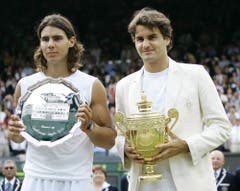 2006. Federer s. Nadal 6:0, 7:6 (7:5), 6:7 (2:7), 6:3Federer steht im Zenit seines Schaffens. Er gewinnt zum dritten Mal in Folge mehr als zehn Turniere in einem Jahr und weist Ende Jahr eine 92:5-Siegbilanz auf. Auf dem Weg zum vierten Wimbledon-Titel gibt er nur im Final gegen seinen Erzrivalen Rafael Nadal einen Satz ab, gegen den er in diesem Jahr zuvor alle Duelle verloren hatte, unter anderem einen Monat zuvor im Final der French Open, dem ersten zwischen den beiden auf Grand-Slam-Stufe. «Es war schrecklich eng», sagt Federer nach dem vierten Triumph in Folge. Federer: «Das war das beste Grand-Slam-Turnier meiner Karriere.»