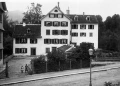 Das Areal des Alten Bürgli an der Museumsstrasse. Dieses Haus wurde 1915 zusammen mit dem links knapp zu erkennende Gebäude abgebrochen. An seiner Stelle steht heute das Historische und Völkerkundemuseum im Stadtpark.