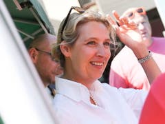 Alice Weidel, Chefin der AfD-Bundestagsfraktion, ist mit ihrem parteiinternen Kontrahenten Björn Höcke übereingekommen, dass man sich öffentlich nicht mehr angreifen will. (Bild: KEYSTONE/EPA/FILIP SINGER)