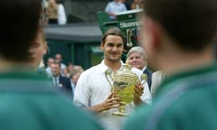 2003: Federer s. Philippoussis 7:6 (7:5), 6:2, 7:6 (7:3)Auf dem Weg in den Final gibt Roger Federer nur einen Satz ab. Im Halbfinal setzt er sich klar gegen Favorit Andy Roddick durch. Schwierige Momente erlebt der Schweizer vor den Achtelfinals gegen Feliciano Lopez, als er sich wegen eines Hexenschusses behandeln lassen muss. «Für mich ist es ein Wunder, dass ich mit diesen Schmerzen gewinnen konnte.» Gegen den ungesetzten Philippoussis gewinnt Federer klar. Er sinkt in die Knie, es fliessen Tränen. «Magisch, kaum zu fassen», sagt Federer.