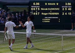 2014: Federer u. Djokovic 7:6 (9:7), 4:6, 6:7 (4:7), 7:5, 4:6Als Titelverteidiger war Roger Federer im Vorjahr in der dritten Runde sensationell an Sergei Stachowski gescheitert. Auf die schlechteste Saison seit seinem Vorstoss an die Weltspitze reagierte er mit der Ernennung von Stefan Edberg als Trainer. Auf dem Weg in den Wimbledon-Final gibt er nur in den Viertelfinals gegen Stan Wawrinka einen Satz ab. Im Final liegt er im vierten Satz zwei Mal mit Break hinten, wehrt mit einem Ass einen Matchball ab und erzwingt einen fünften Satz, in dem er einen Breakball incht nutzen kann. Federer verliert den Final gegen Djokovic in 3:56 Stunden.