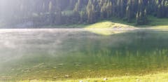 Morgendlicher Dunstschleier auf dem bezaubernden Sämtisersee. (Bild: Klaus Businger)
