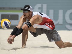 Adrian Heidrich erkämpft sich gegen die Brasilianer Saymon/Guto im Achtelfinal einen Ball (Bild: KEYSTONE/PETER SCHNEIDER)