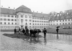 Der Klosterplatz als Kartoffelacker. Das Bild entstand 1918, im letzten Jahr des ersten Weltkriegs. Im Hintergrund das kantonale Regierungsgebäude.